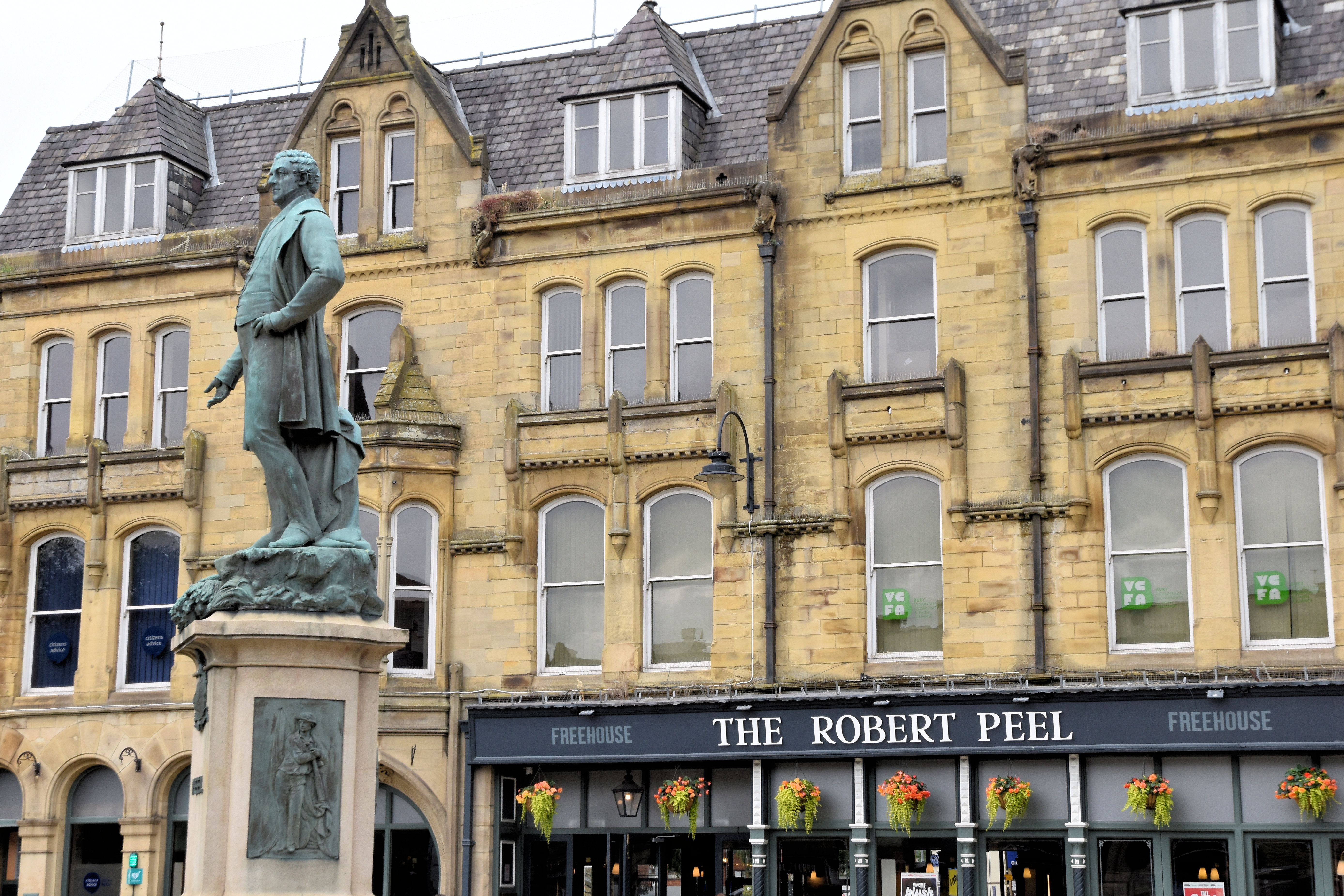 Sir Robert Peel ist in Bury geboren. Er war britischer Premierminister und hat die englische Polizei gegründet, die nach ihm "Bobbies" heißen.
