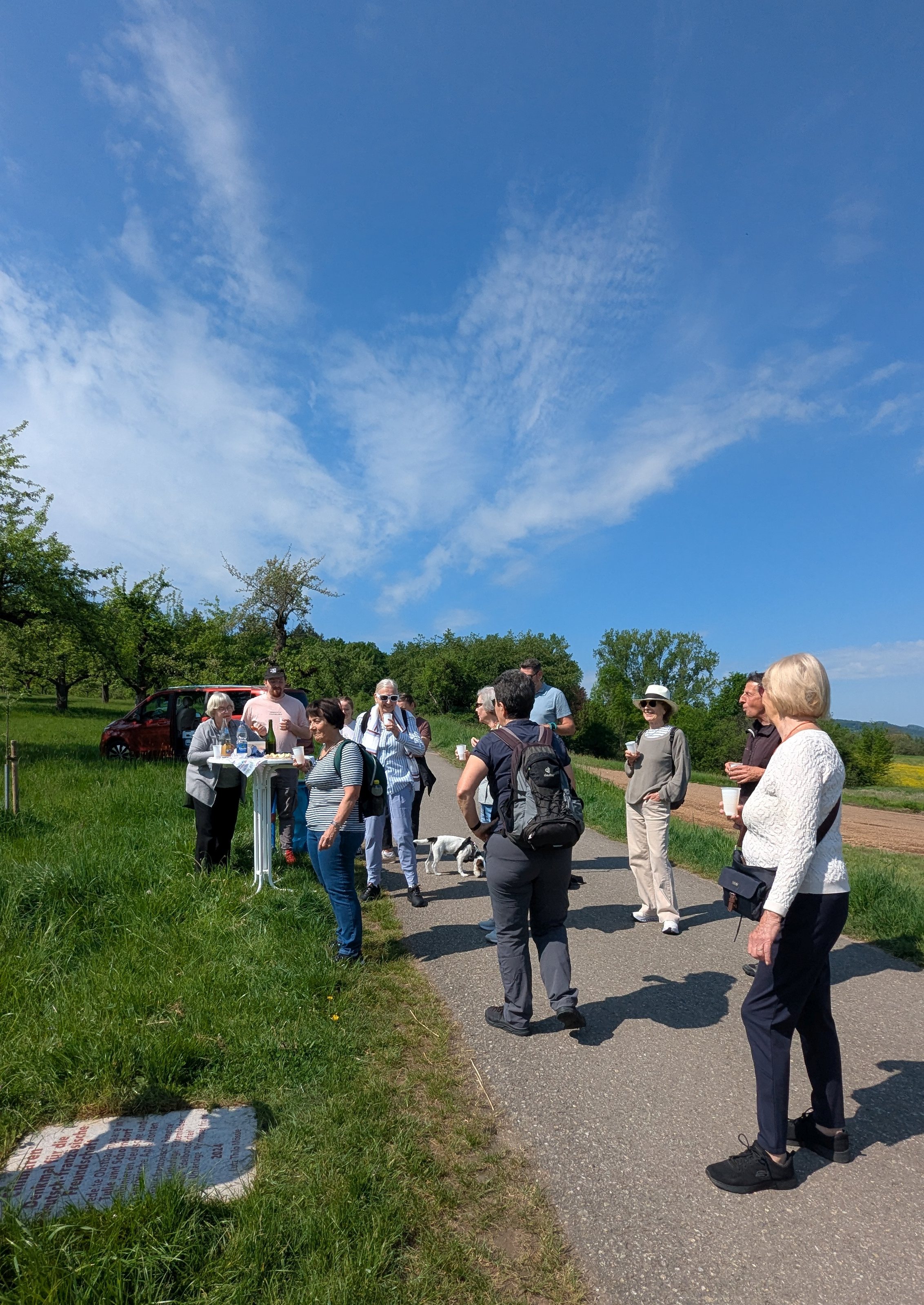 Partnerschaftsspaziergang – Gruppe unterwegs
